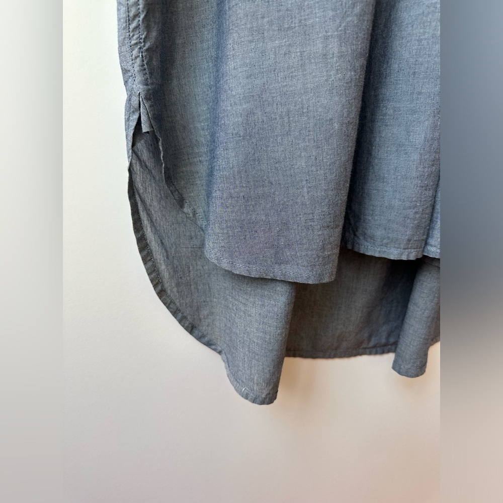GAP MATERNITY - HI/LO HEM, 3/4 SLEEVES, LT WT CHAMBRAY TUNIC TOP - MEDIUM - Picture 4 of 6